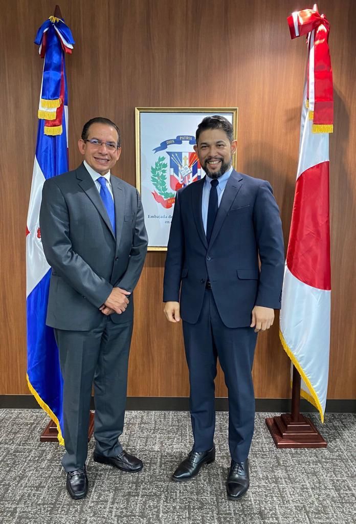 El Dr. Peralta, galeno y científico dominicano visita Embajada